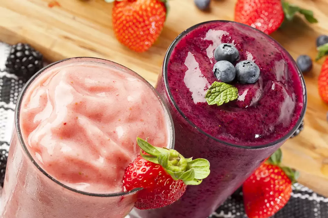 Berry smoothies with kefir - a delicious dessert to lose weight