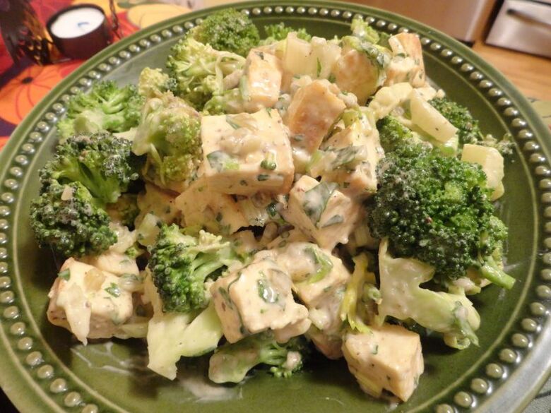 Chicken salad with broccoli to lose weight