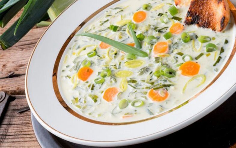 Soup with cheese and vegetables to lose weight