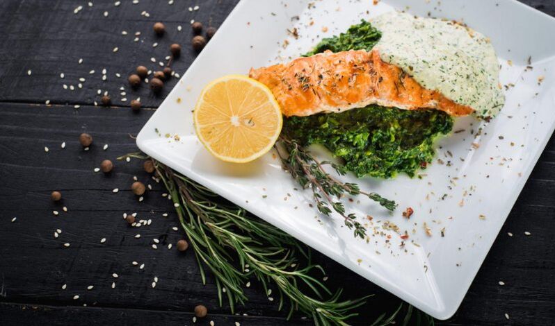 salmon with spinach and lemon to lose weight